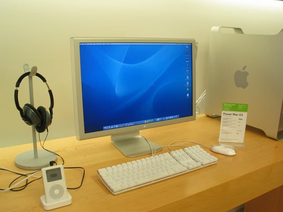 Apple Cinema HD Display 23″ (Aluminum, 2004) — reference photo