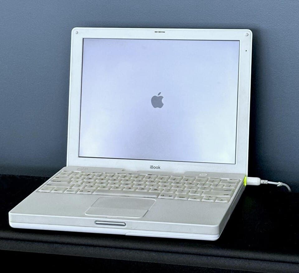 iBook G3 (2002) — reference photo